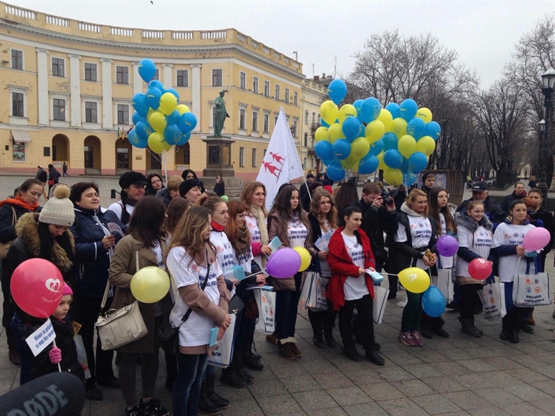 Одесситки прошли маршем в честь женщин, которые несут военную службу в зоне АТО