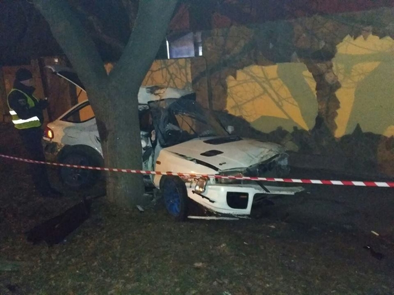 Ночью в Одессе автомобиль врезался в дерево: погиб человек 