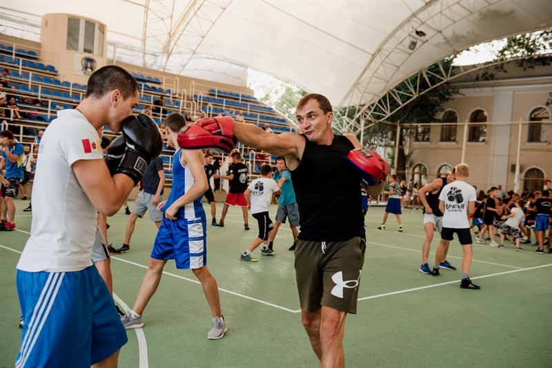 Международный день бокса в Одесской юридической академии отметили масштабной открытой тренировкой