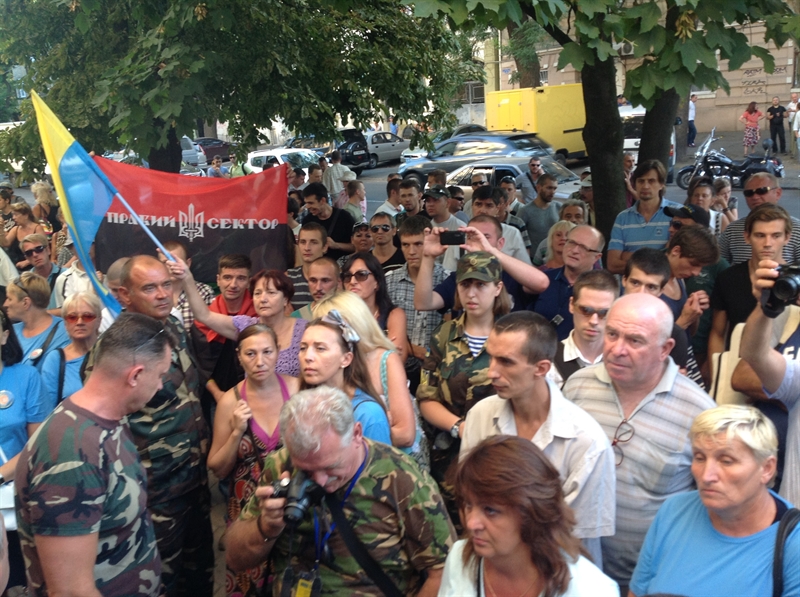 Возле одесского УБОП протестуют против задержания Гончаревского ФОТО ОБНОВЛЕНО 21.00