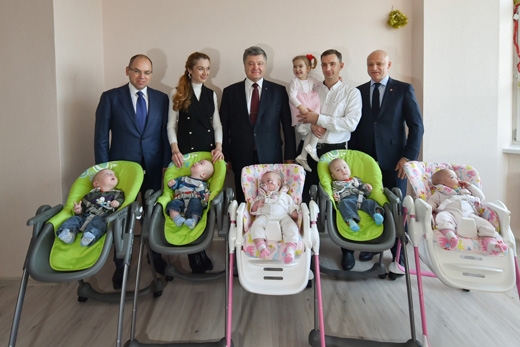 Семья одесских пятерняшек получила от президента в подарок микроавтобус