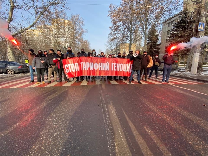 Тарифные протесты: В Одессе молодые люди перекрывали дорогу