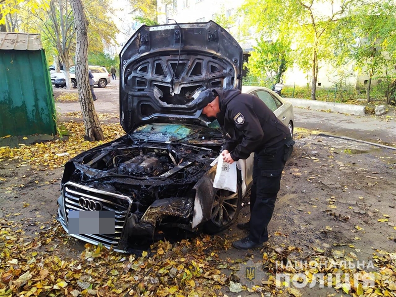 В Одессе полицейские задержали подозреваемого в поджоге автомобиля
