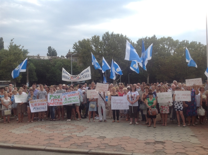 Возле Одесской облгосадминистрации проходят три митинга одновременно