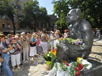 В Одессе открыт памятник Бабелю ФОТО