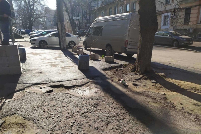 Пандусы и тактильная плитка: На Гимназической начался ремонт тротуара