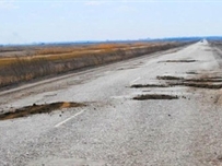 Одесские дорожники латают дырявый асфальт землей ФОТО