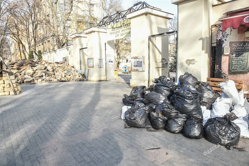 Под видом «субботника» волонтеры разгромили частную собственность в Летнем театре и оставили горы мусора после себя
