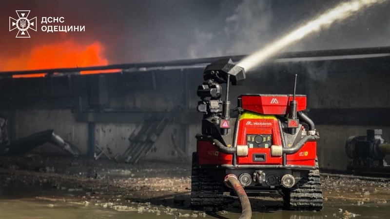 Під час авіанальотів пожежу терміналу на Одещині тушить робот
