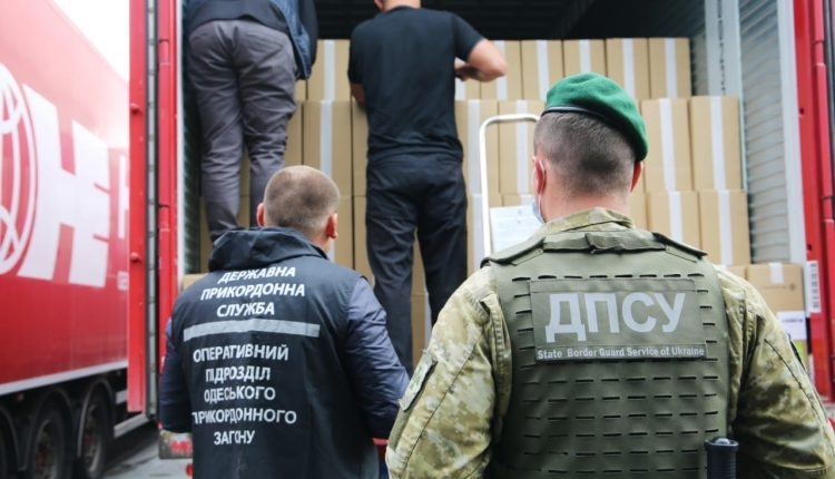 Новая партия табачной контрабанды обнаруженна в Одесском морпорту