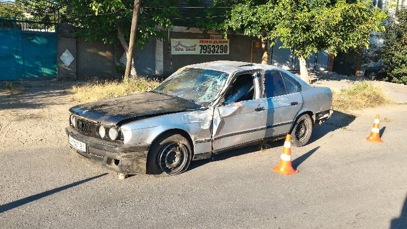 В Одессе автомобилист на BMW снёс столб и скрылся с места ДТП