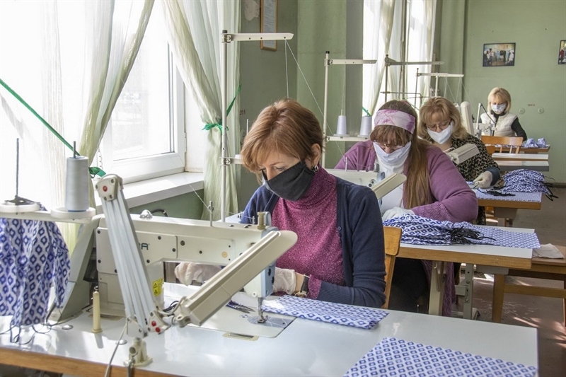 В профтехучилище сферы услуг Одесской Юракадемии шьют защитные маски  