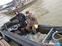 Полицейские обнаружили Днестровском лимане сетки с рыбой