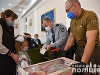 Одесские полицейские наградили отважную девочку