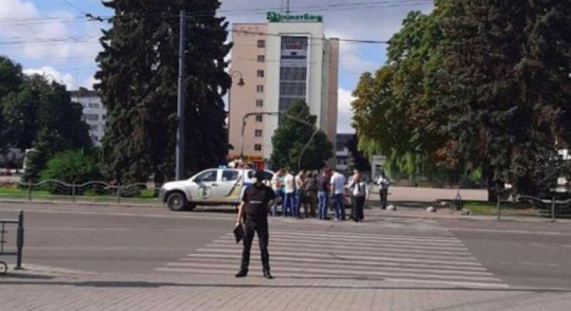 В Луцке мужчина захватил автобус с заложниками