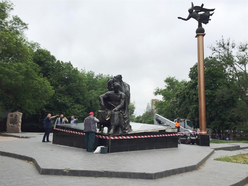 В Старобазарном сквере ремонтируют памятник атаману Головатому