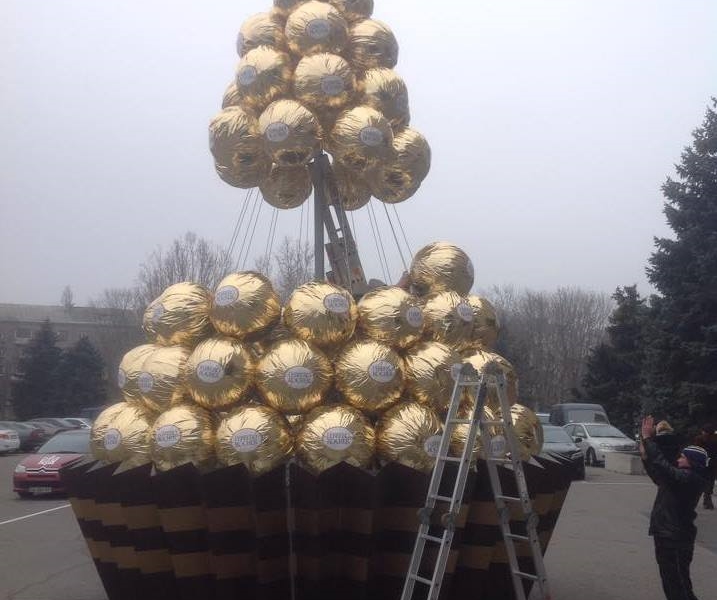 Возле Одесской ОГА устанавливают «конфетную» елку