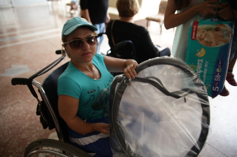 Одесская «Батькивщина» передала гуманитарную помощь переселенцам из зоны АТО
