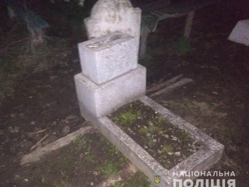 В Одесской области мать с сыном сломали памятник на кладбище
