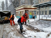 Одесские коммунальщики борятся со снежной стихией