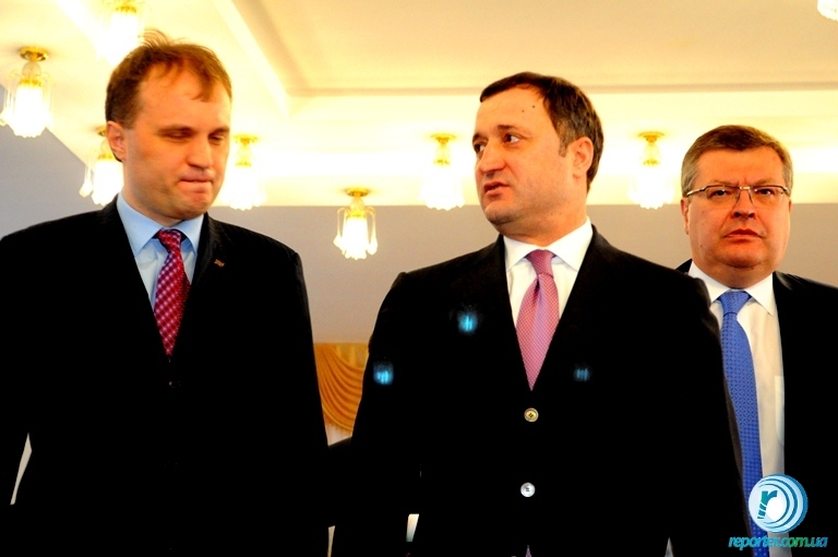 Президент Приднестровья Евгений Шевчук, Премьер-министр Молдовы Владимир Филат и Министр иностранных дел Украины Константин Грищенко
