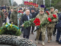 Одесситы возложили цветы к памятнику Неизвестному матросу