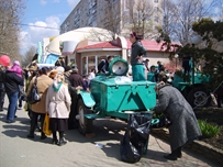 Ильичевцев бесплатно накормили, напоили и предложили потанцевать