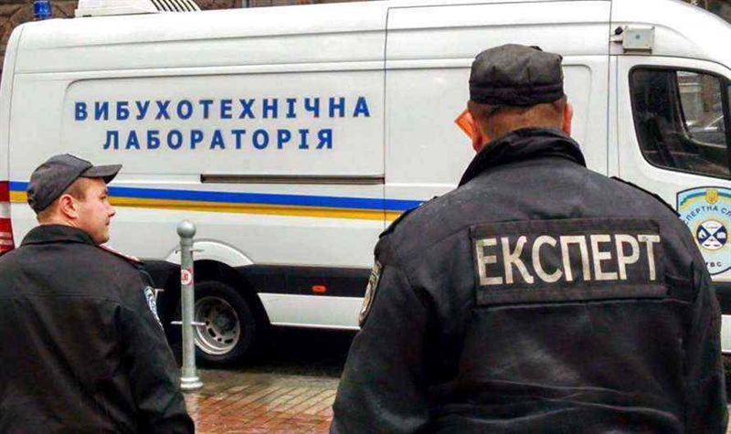 Взрывотехники ищут бомбы в пяти одесских школах