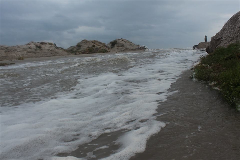 Шторм соединил Тузловские лиманы с морем  