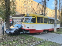 На Черемушках Mercedes зажало между трамваем и деревом 