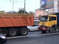 В Одессе столкнулись два КАМАЗа: отказали тормоза