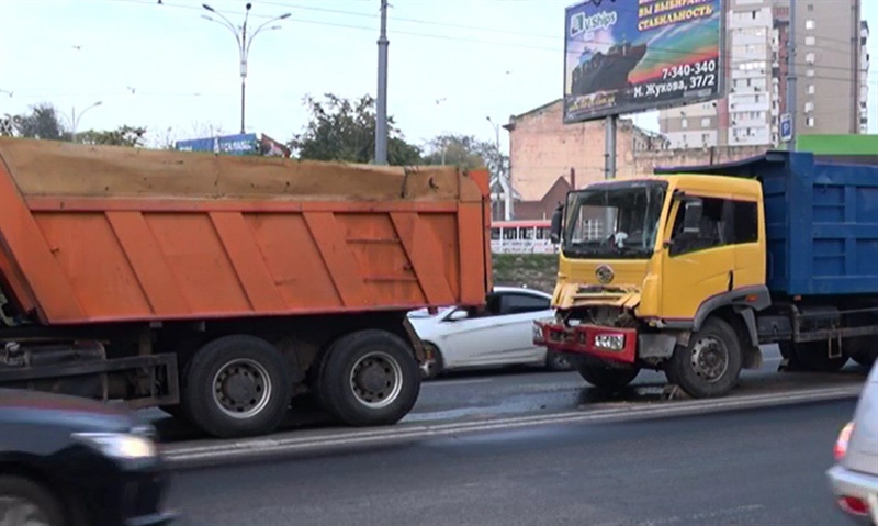 В Одессе столкнулись два КАМАЗа: отказали тормоза